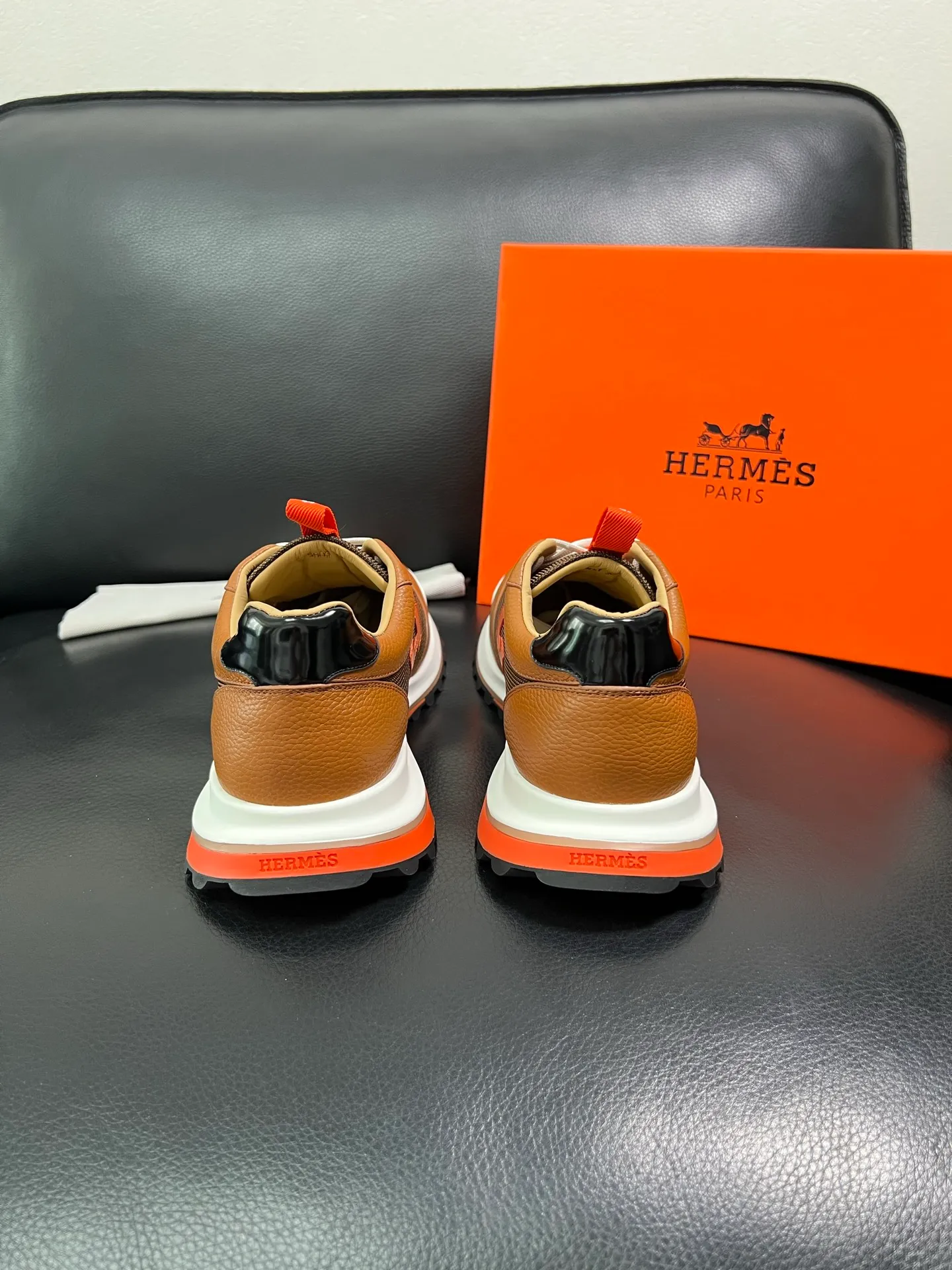 Men's shoes 💰800 Hermes top purchasing Hermes counters are on sale at the same time with original factory configuration, original cowhide imported from Italy and mesh fabric, high-quality splicing technology, fully imported water-dyed cowhide lining, soles: original soles specially provided by the original factory are super comfortable, the original factory follows the order and high quality, you can enter and exit the counter at will, you are welcome to compare and synchronize with the counter, code number 39-44 (customized 38 45) 85863